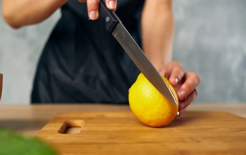 Нарезка овощей, здоровое питание, свежие продукты на кухне