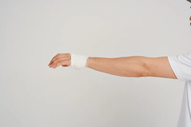 Крупный план забинтованной руки — травма, медицина, больница