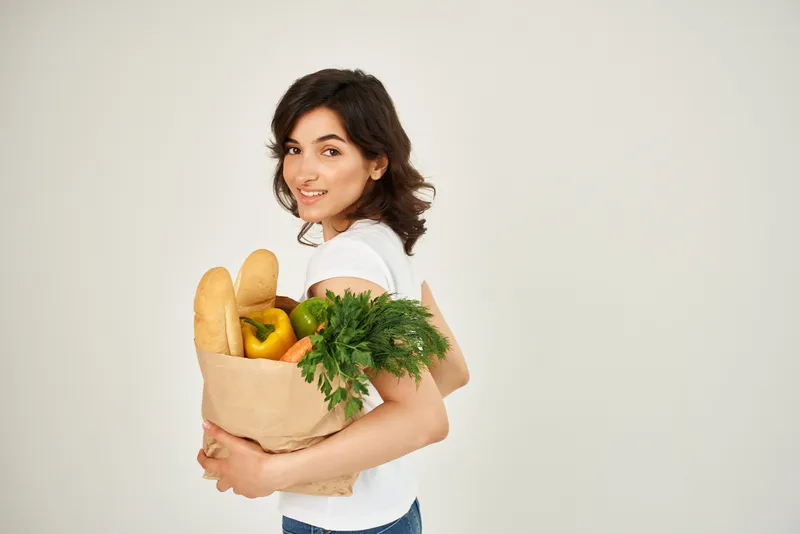 Женщина с пакетом продуктов, доставка здоровой еды