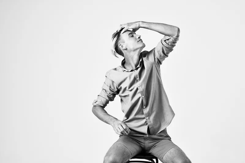 Студийная фотография высокого качества: жизнерадостный мужчина в рубашке, с модной причёской и в элегантном стиле