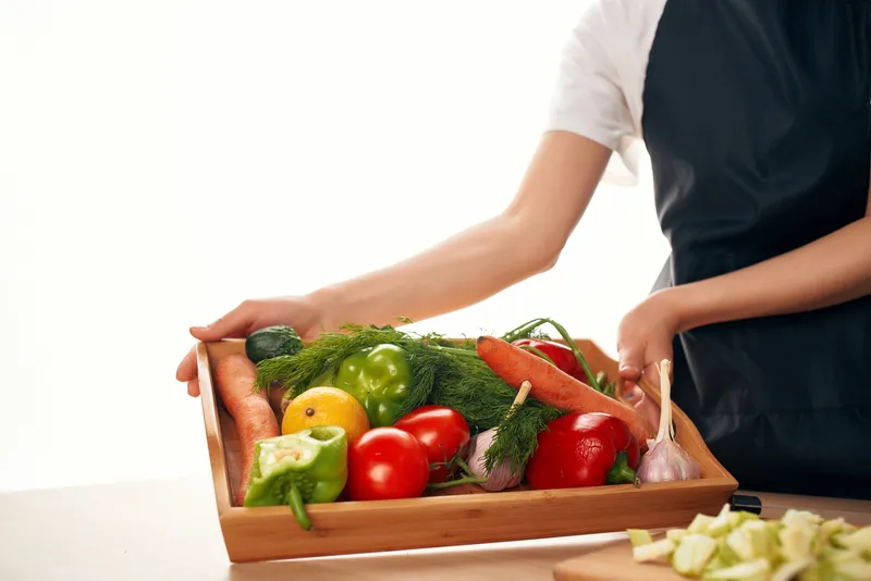 Нарезка овощей для салата на кухне, здоровое питание, витамины