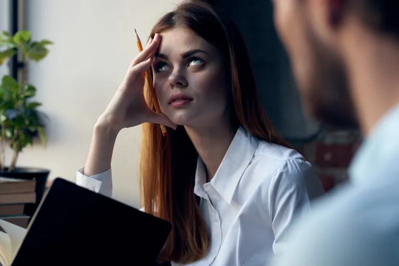 Женщина рядом с мужчиной, коллега по работе, общение, веселье