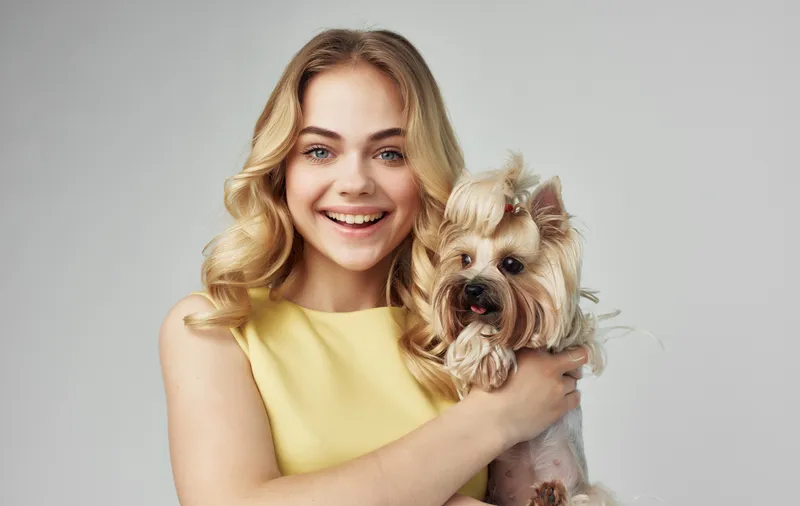 Симпатичная модная женщина и породистая собака, кадрированный вид, мода