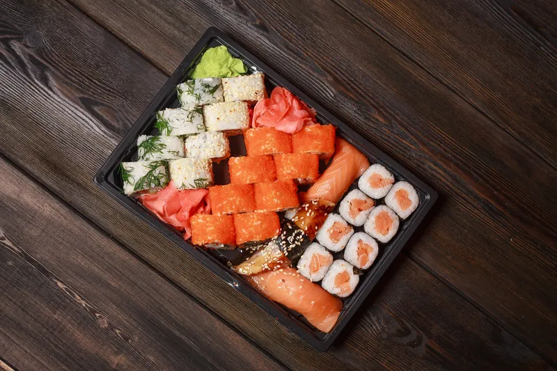 Роллы суши, деликатес, японская кухня, еда на деревянном столе
