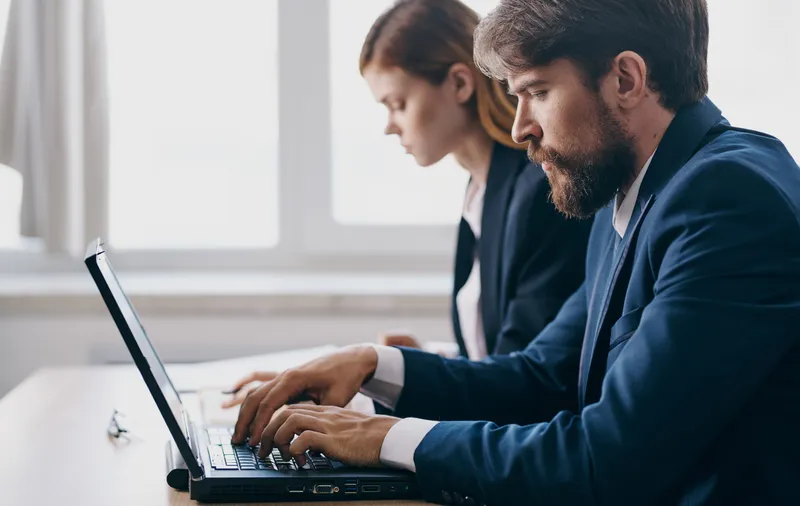 Деловые коллеги на работе в офисе, ноутбук, эмоции, финансы