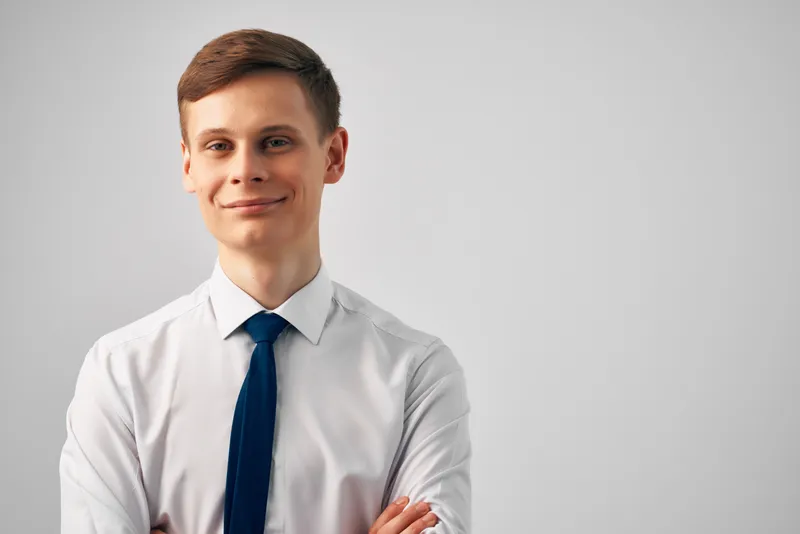 Менеджер в рубашке с галстуком, офисный профессионал, официальный вид