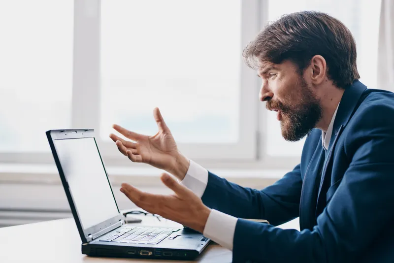 Менеджер сидит за столом перед ноутбуком, финансовый сетевой сотрудник