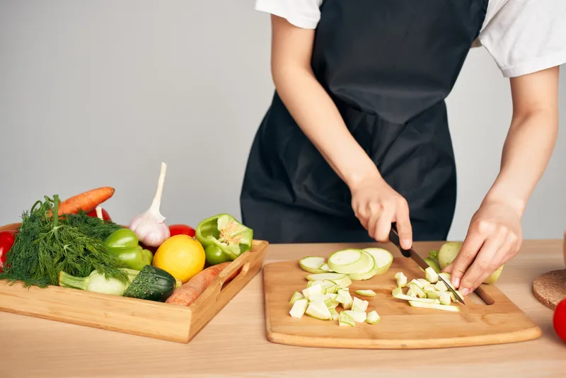 Нарезка овощей на кухне, приготовление пищи, здоровое питание