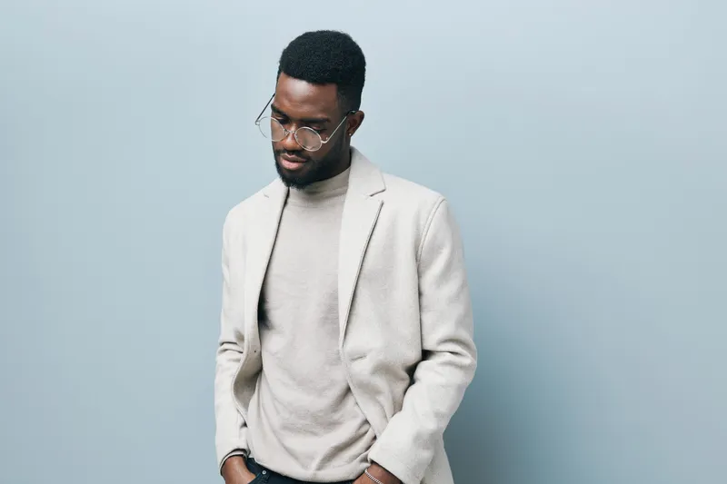 Стильный мужчина на вечеринке