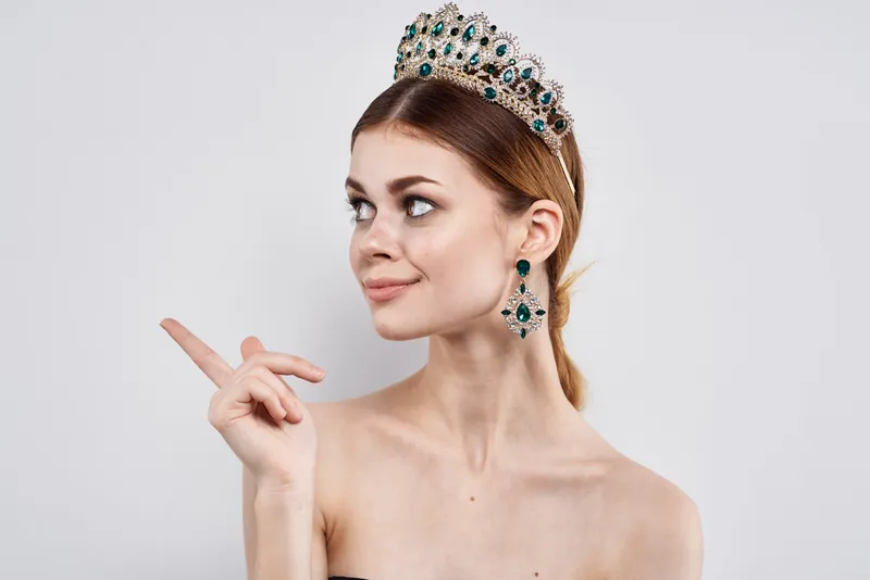 Красивая женщина, роскошь, обнажённые плечи, косметика, мода, крупный план, образ жизни