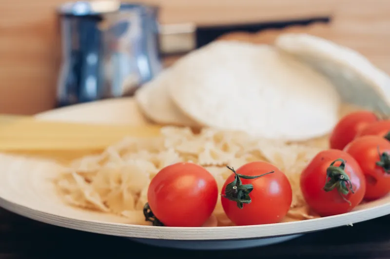Итальянская кухня, паста, приготовление, деревянный стол, обед, помидоры