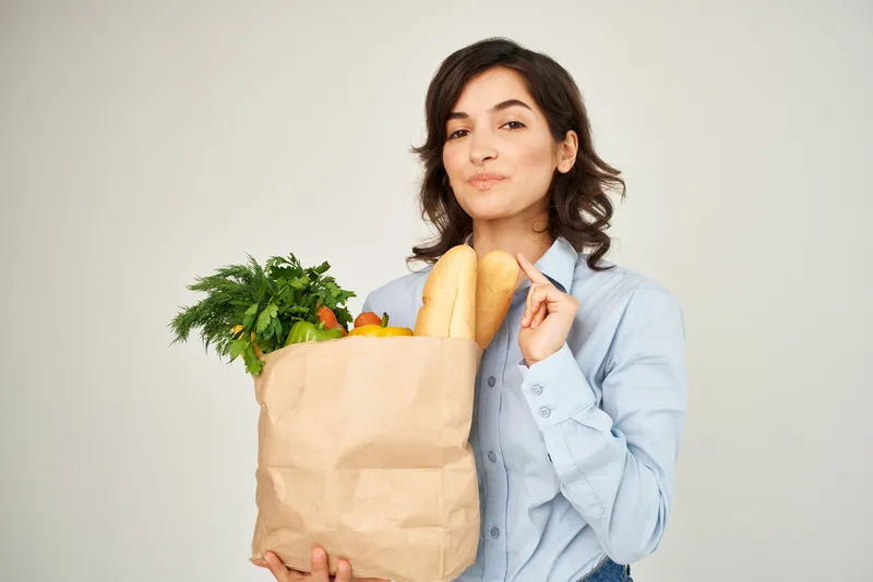 Женщина с пакетом продуктов, служба доставки покупок