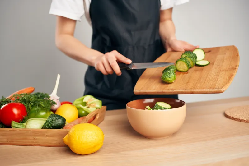 Приготовление салата из свежих овощей с нарезкой на кухне