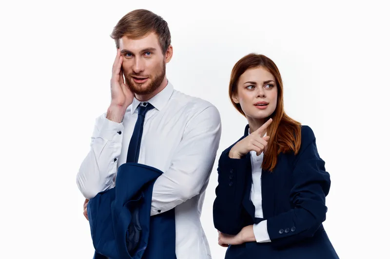 Мужчина и женщина, коллеги по работе, официальные лица в профессиональном офисе