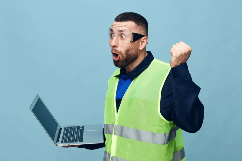 Сотрудник-мужчина, бизнесмен, работающий из дома за ноутбуком