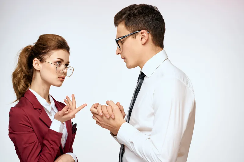 Мужчина и женщина, коллеги по работе, официальное общение на светлом фоне