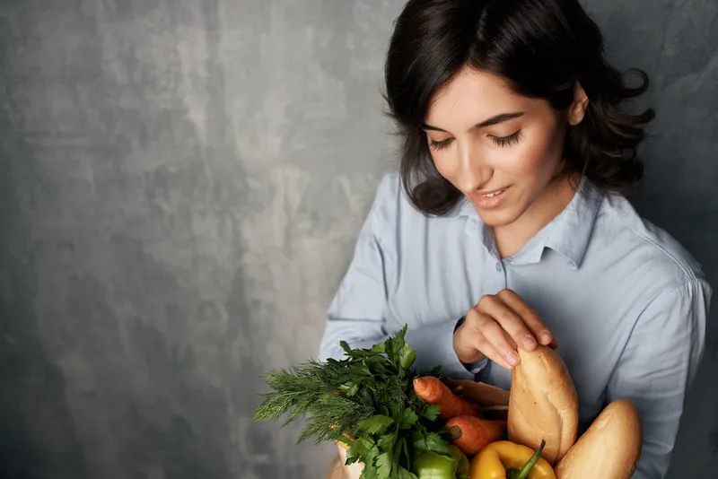 Привлекательная женщина с упаковкой овощных продуктов, здоровое питание, диета