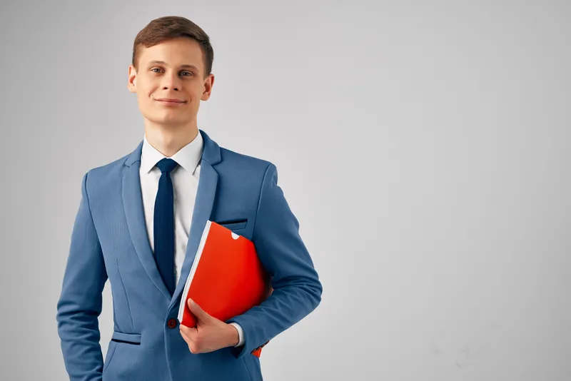Деловой мужчина в костюме с красной папкой, менеджер, работа, офис