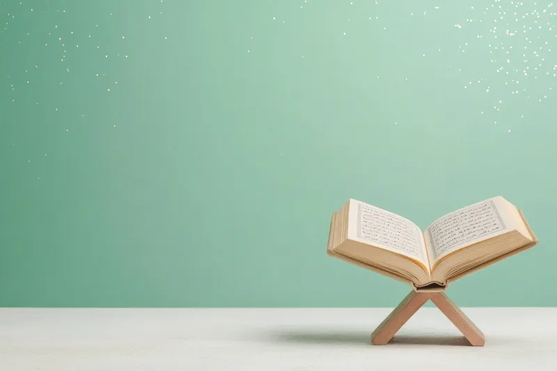 Красиво раскрытая книга, расположенная на стильной подставке на фоне безмятежной зелени с мерцающими искрами, подчеркивающая темы знаний, обучения и вдохновения