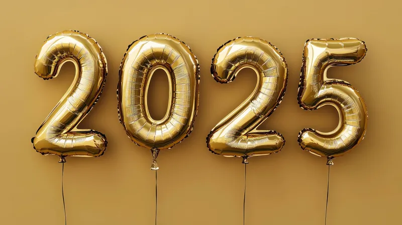 Яркие золотые шары, изображающие год 2025, весело парят на теплом бежевом фоне