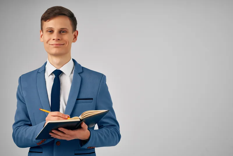 Менеджер с блокнотом в руке, рабочие документы, официальная обстановка