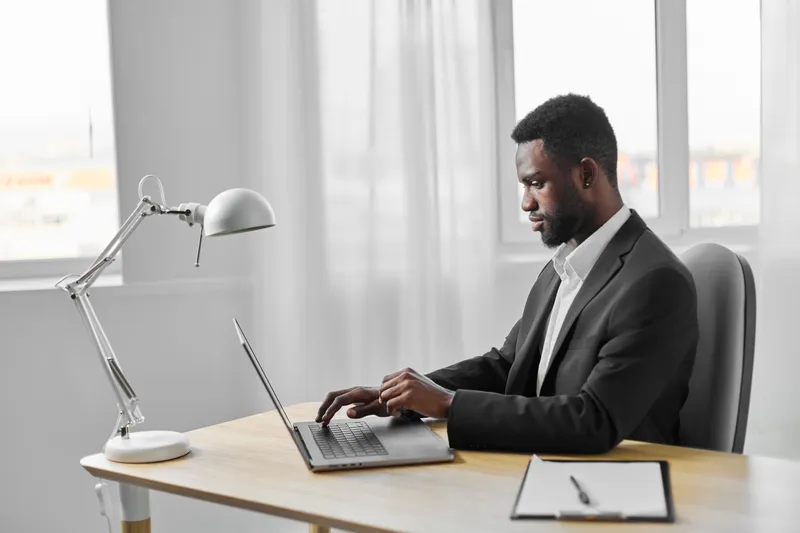 Предприниматель, мужчина, веб-студент, работник образования