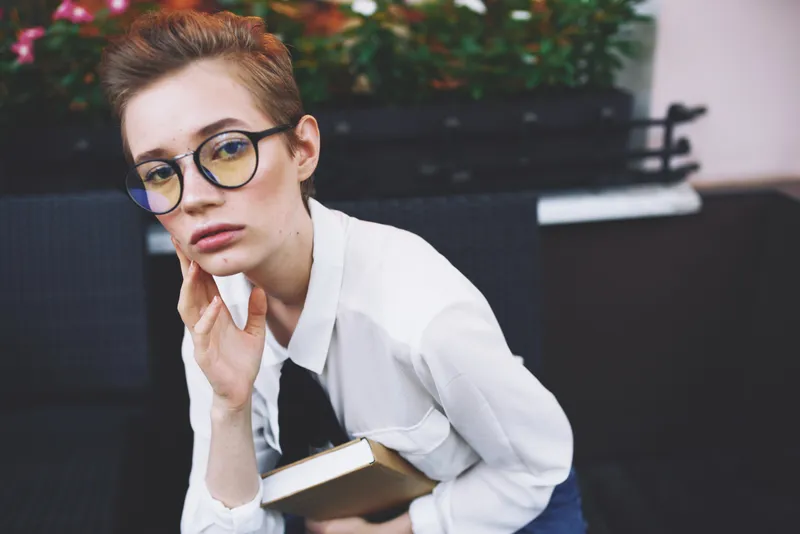 Студент на улице с книгой в руках