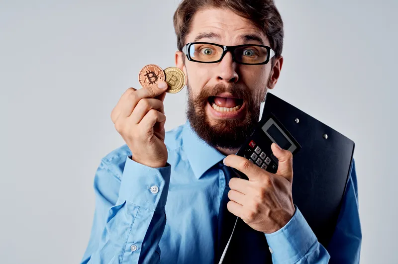 Бизнесмен в сфере финансов, криптовалюты Bitcoin и экономики, работающий с технологиями