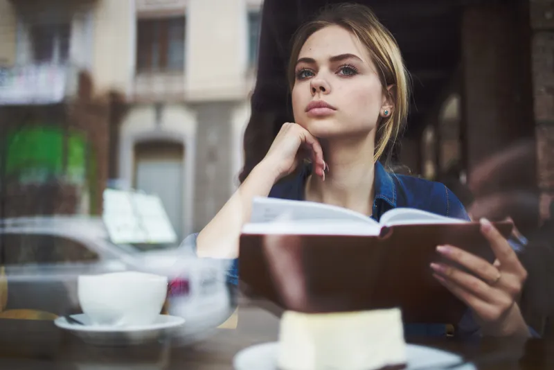 Женщина с книгой отдыхает утром, общается