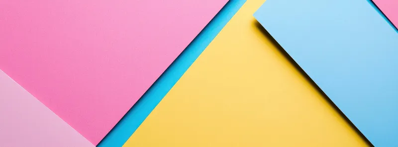 Абстрактная композиция из красочных геометрических фигур розового, синего и желтого цветов