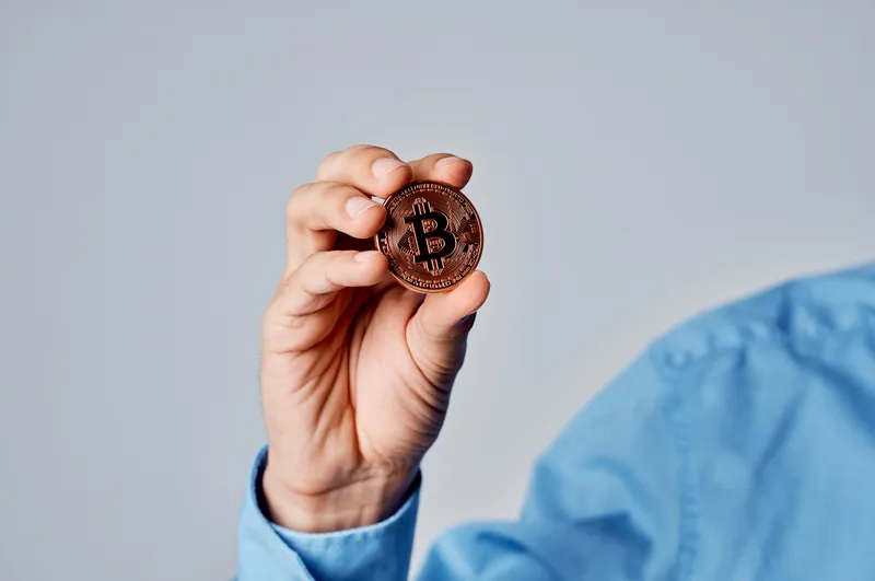 Бизнесмен работает в финансовом офисе, используя электронный кошелек для валютных операций