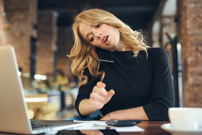 Женщина с ноутбуком в кафе, фрилансер за работой, планшет, чашка кофе