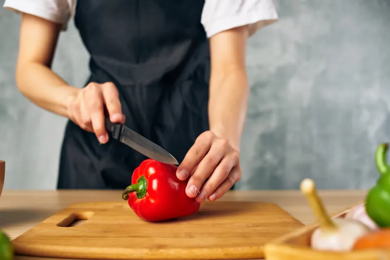Приготовление еды дома на кухне: овощи, здоровье, витамины