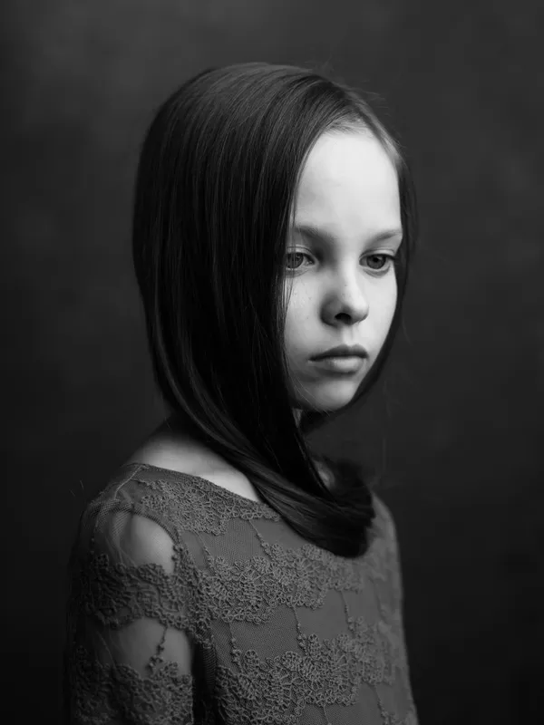 Милая девушка на черно-белой фотографии выражает недовольство и грусть
