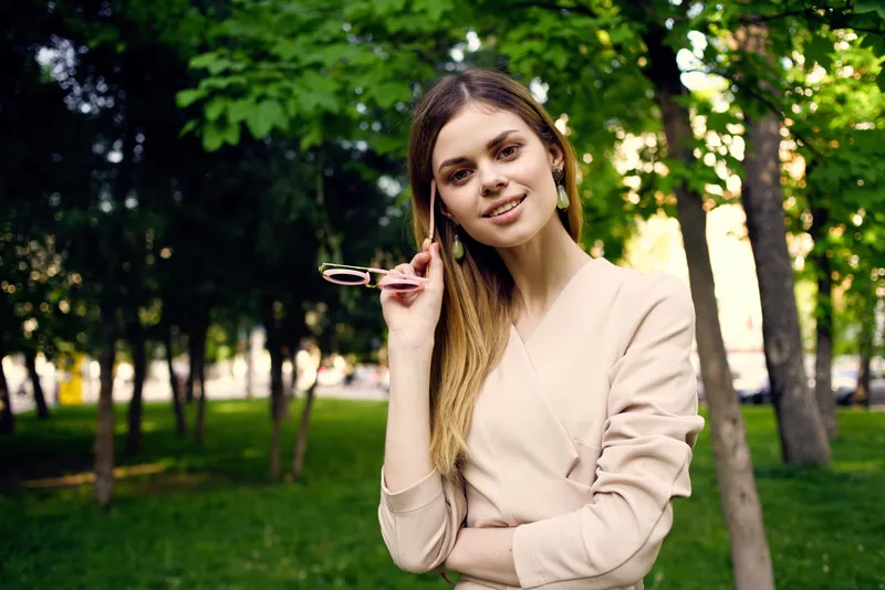 Женщина на прогулке в парке на свежем воздухе наслаждается досугом и весельем