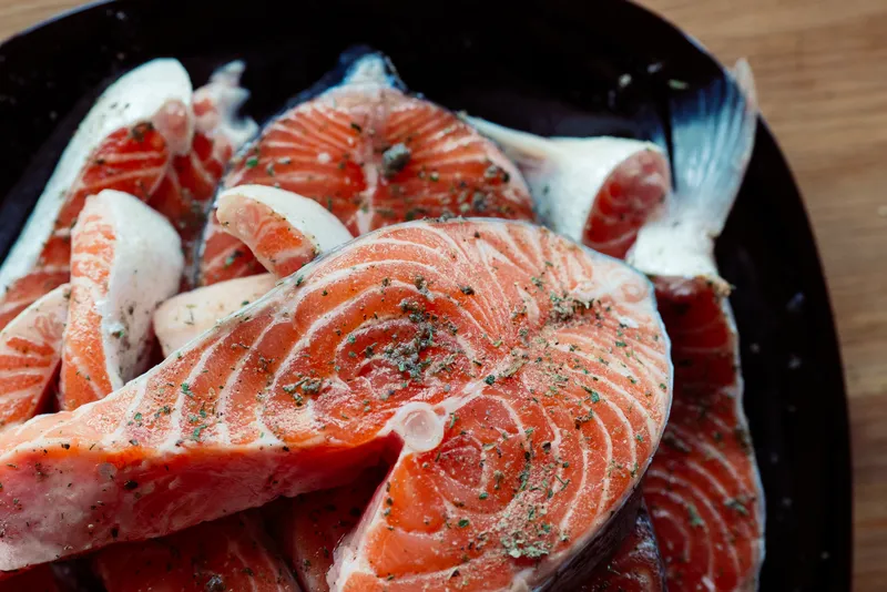 Красная маринованная рыба, приготовление еды, морепродукты, деликатес