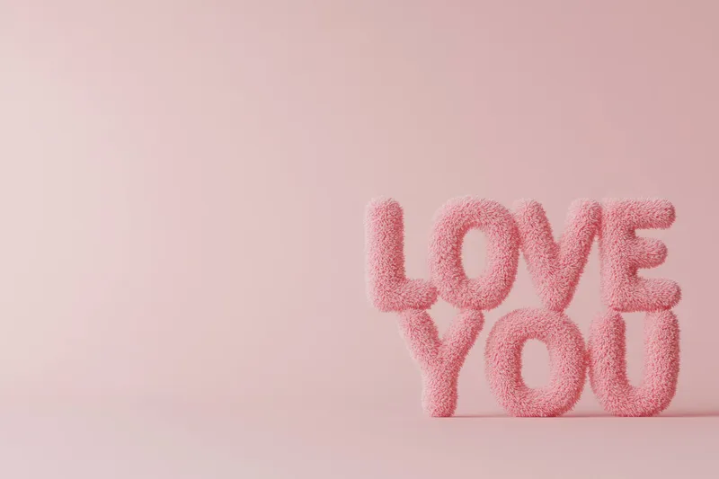 Игривый розовый текст «Love You», выполненный в пушистом 3D-стиле, передаёт эмоции любви и привязанности