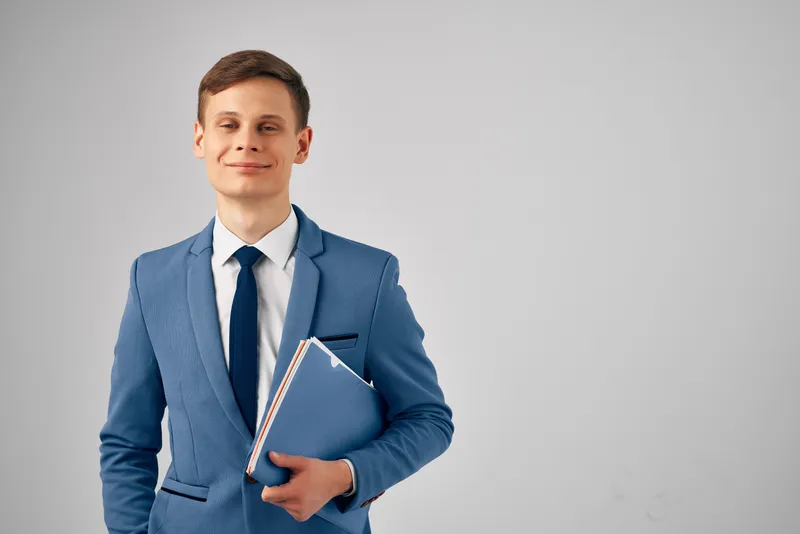 Деловой мужчина в костюме с документами