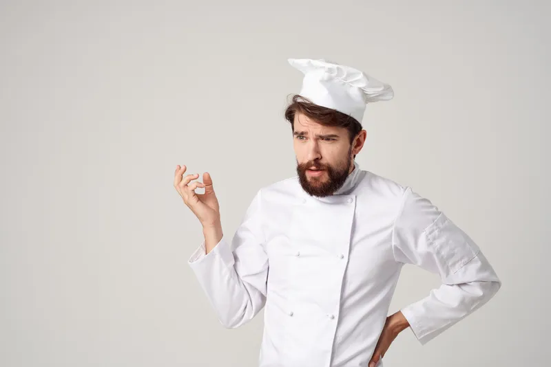 Пекарь работает на кухне, занимаясь выпечкой хлебобулочных изделий в кулинарной индустрии