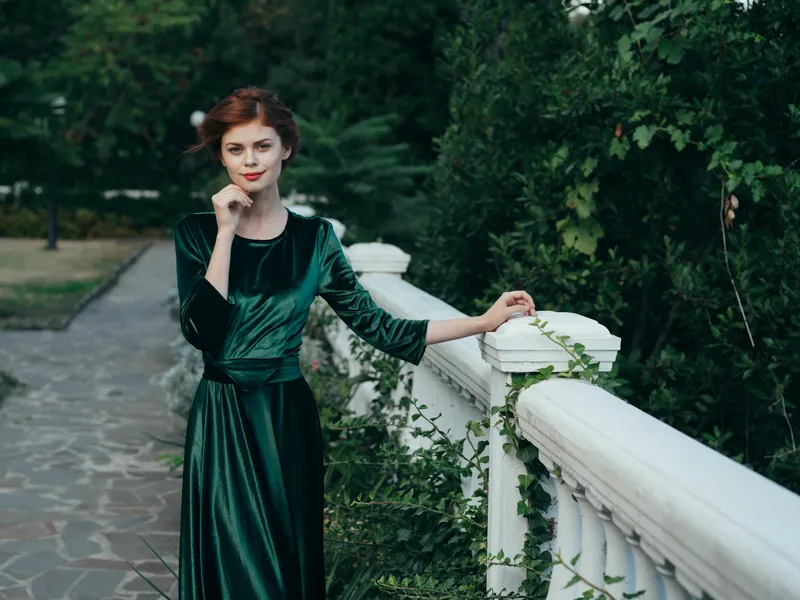 Красивая гламурная женщина в зеленом платье, элегантный стиль, природа, роскошь