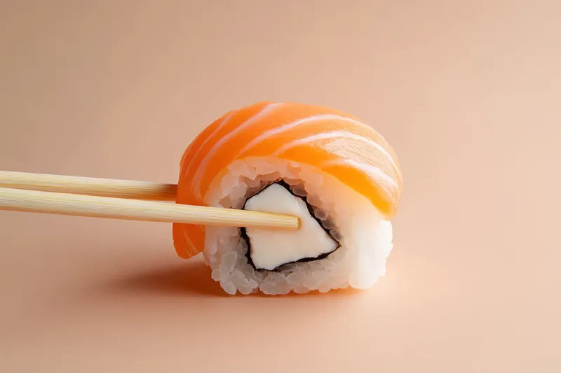 Минималистичный натюрморт, передающий нежную текстуру, свежий вкус и кулинарное мастерство; теплый свет создает спокойную, располагающую к обеду атмосферу и тонкий аппетит