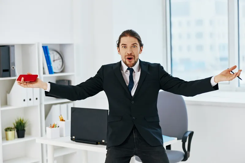 Мужчина в костюме, официальные документы, работа в офисе, образ жизни