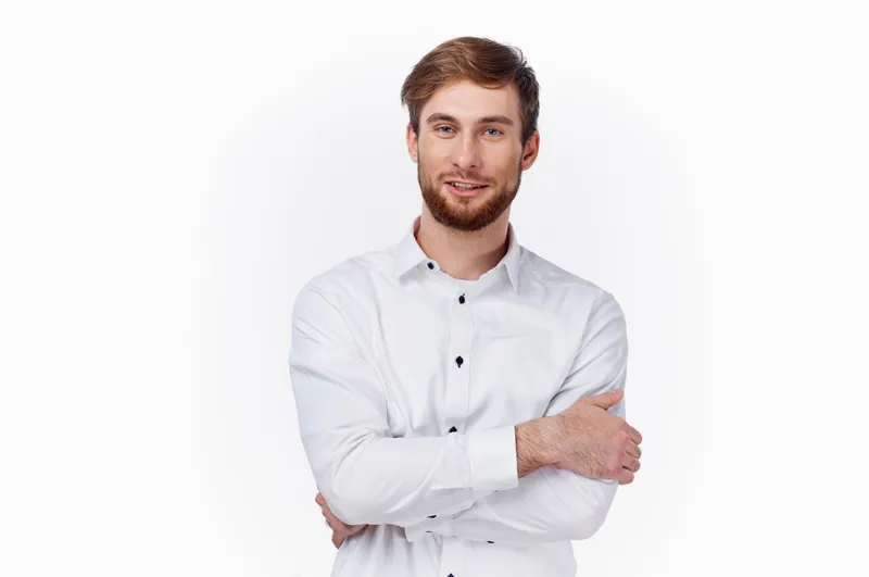 Мужчина в белой рубашке, офисный менеджер, работает