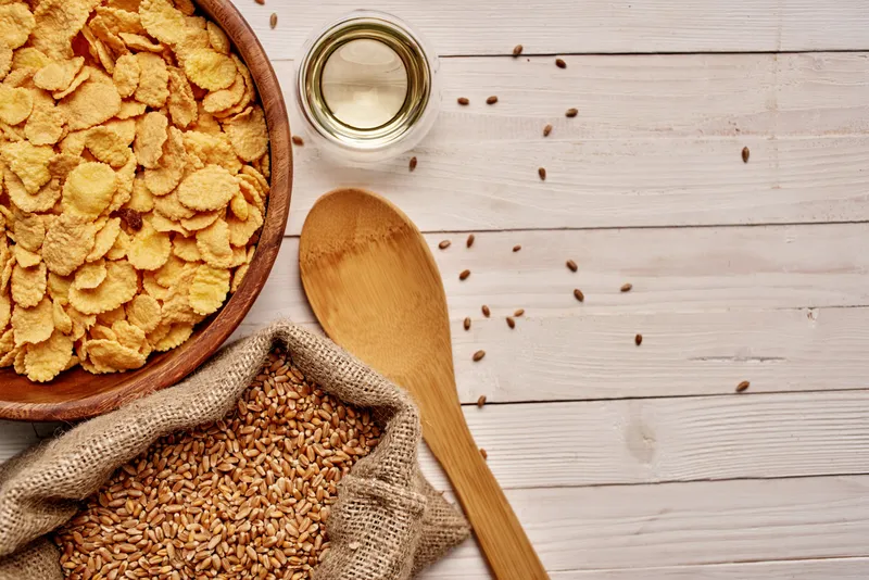 Деревянные кухонные предметы, зерновые продукты, деревянный фон