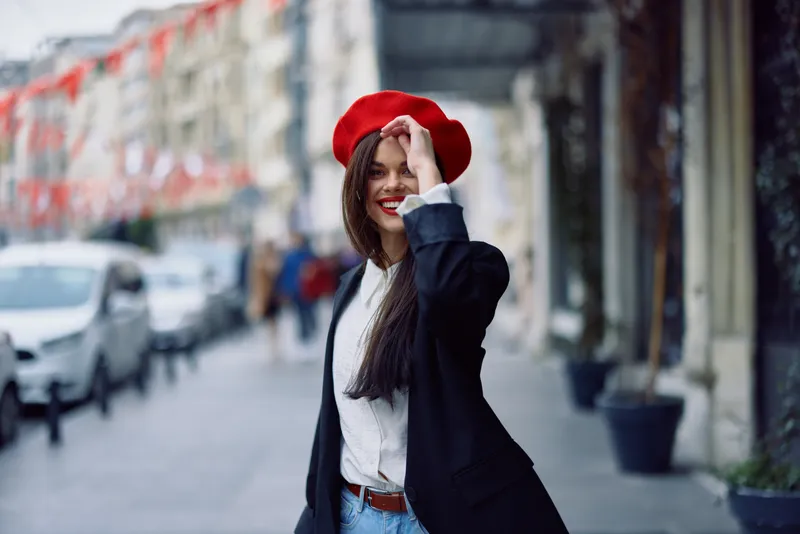 Счастливая женщина гуляет по городу на фоне офисных зданий