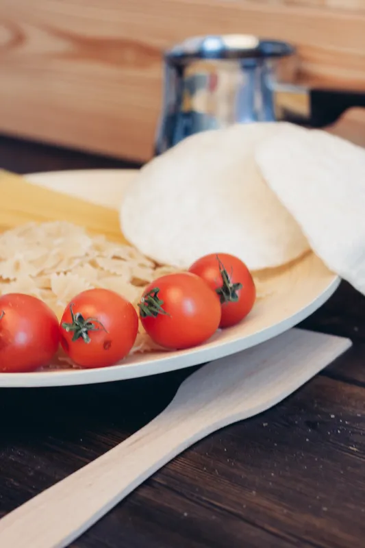 Паста с пармезаном, изысканная итальянская кухня, соус, помидоры черри