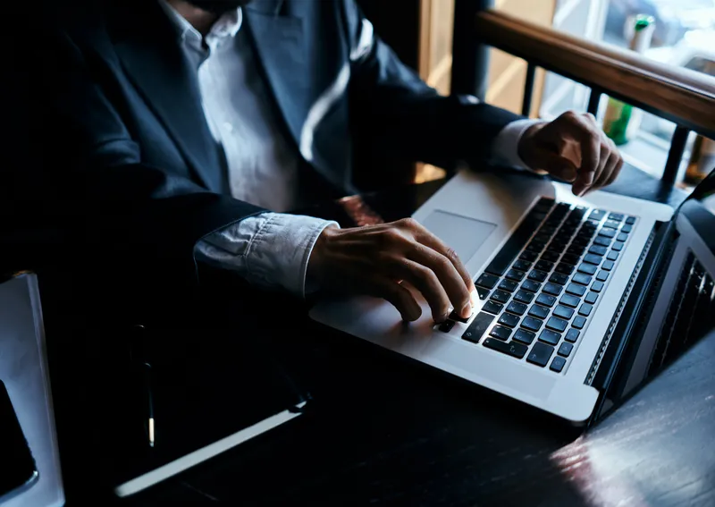 Работа за ноутбуком, технологии, общение, официальный стиль, образ жизни