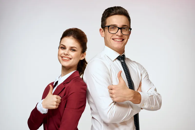 Коллеги по работе, бизнес-пара, офисные сотрудники, команда, студийный светлый фон