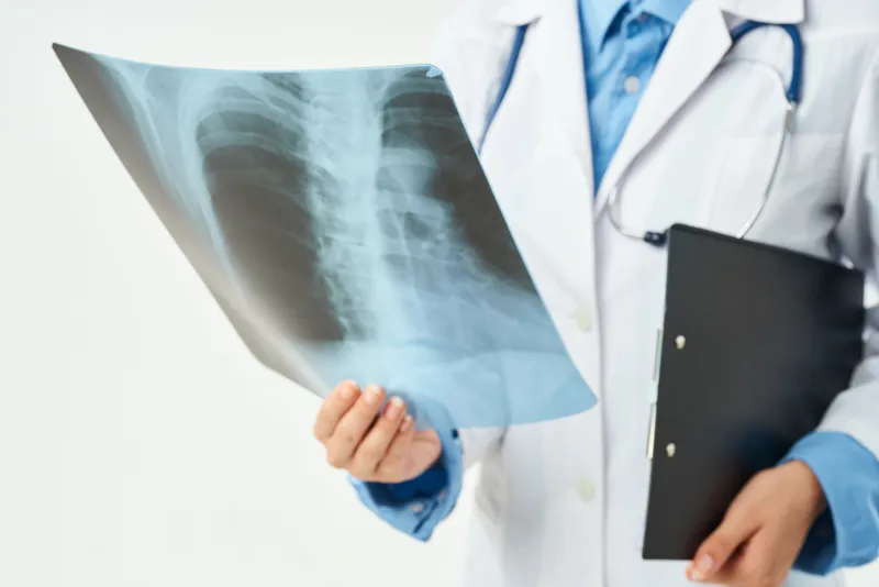 Профессиональный врач-радиолог проводит диагностику здоровья в клинике