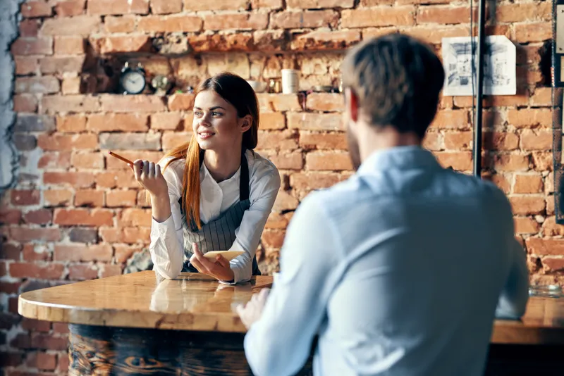 Официантка стоит рядом с клиентом, обслуживание, образ жизни, работа